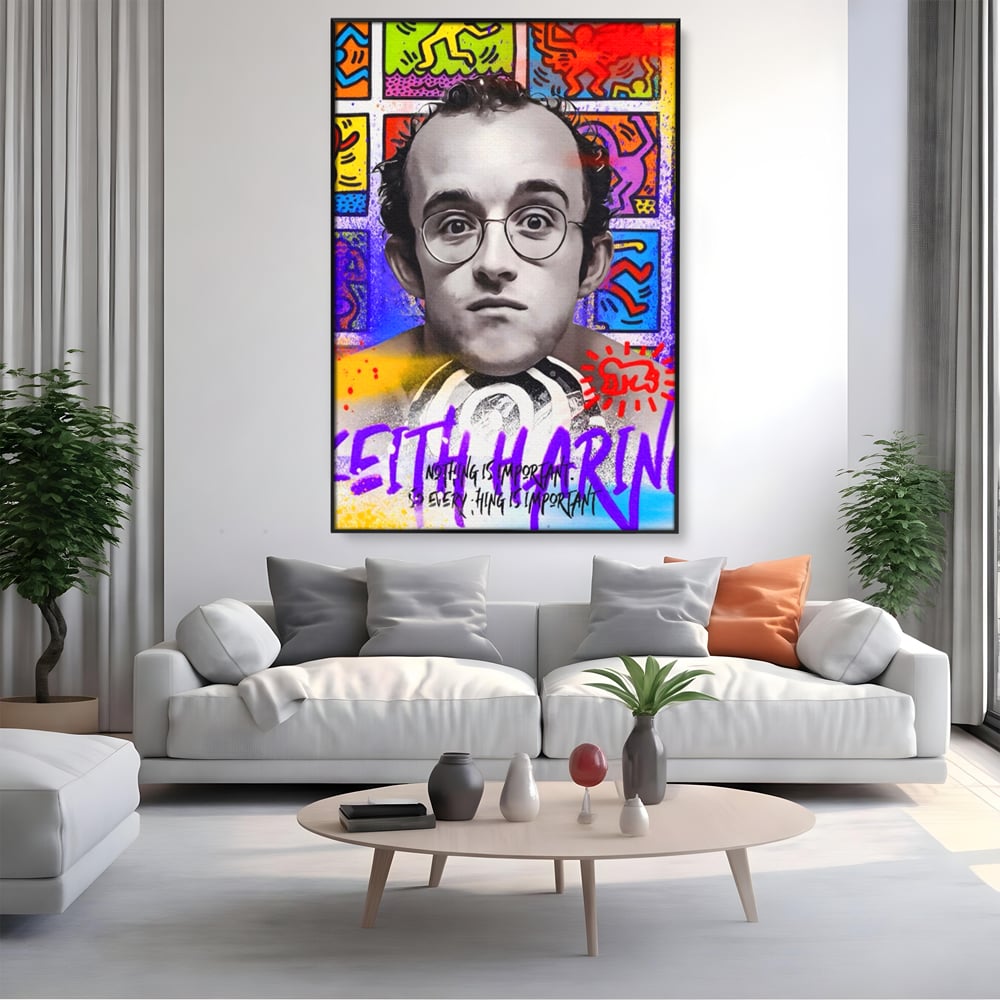 Tablou canvas cu tablou canvas cu portret alb negru si grafica keith haring, in rama de aluminiu negru, pe perete intr-un living